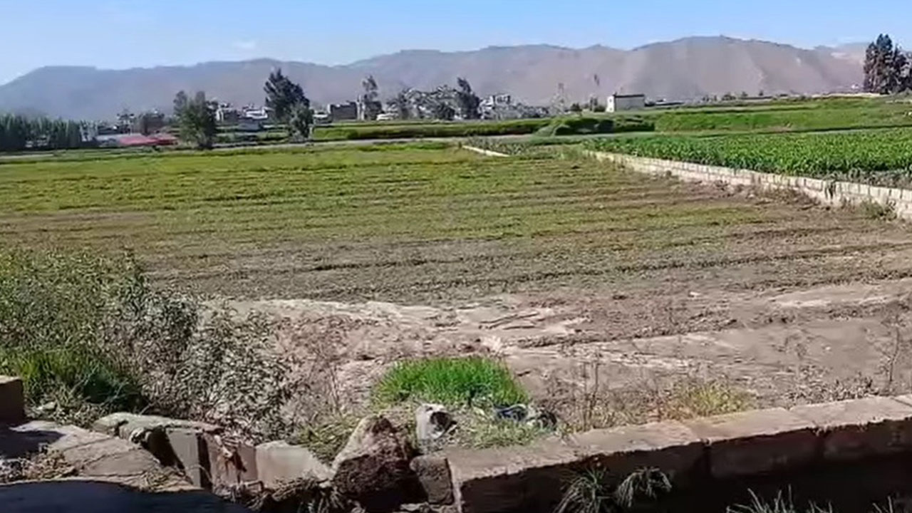 Agricultores amenazan con tapar drenajes de variante Uchumayo por afectación a cultivos