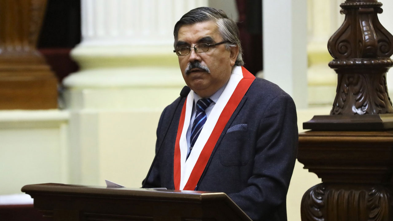 Congresista Álex Paredes presenta proyecto de ley para declarar Essalud en emergencia