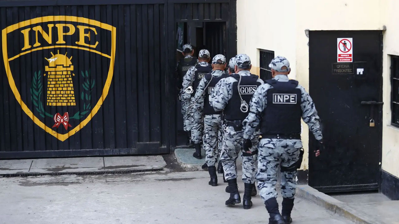 Gobierno ratifica a jefe del INPE tras requisas a celdas de expresidentes