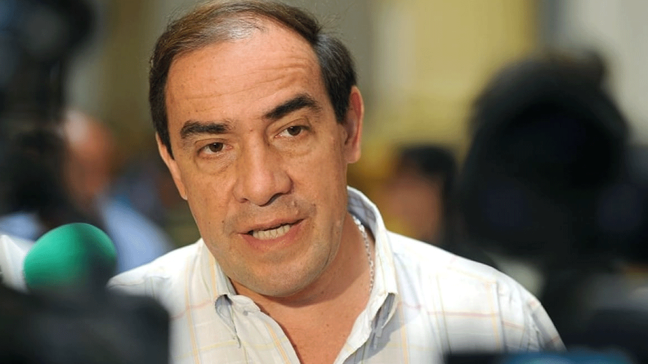 Yonhy Lescano critica cierres de campaña con shows y denuncia “gente pagada” en mítines