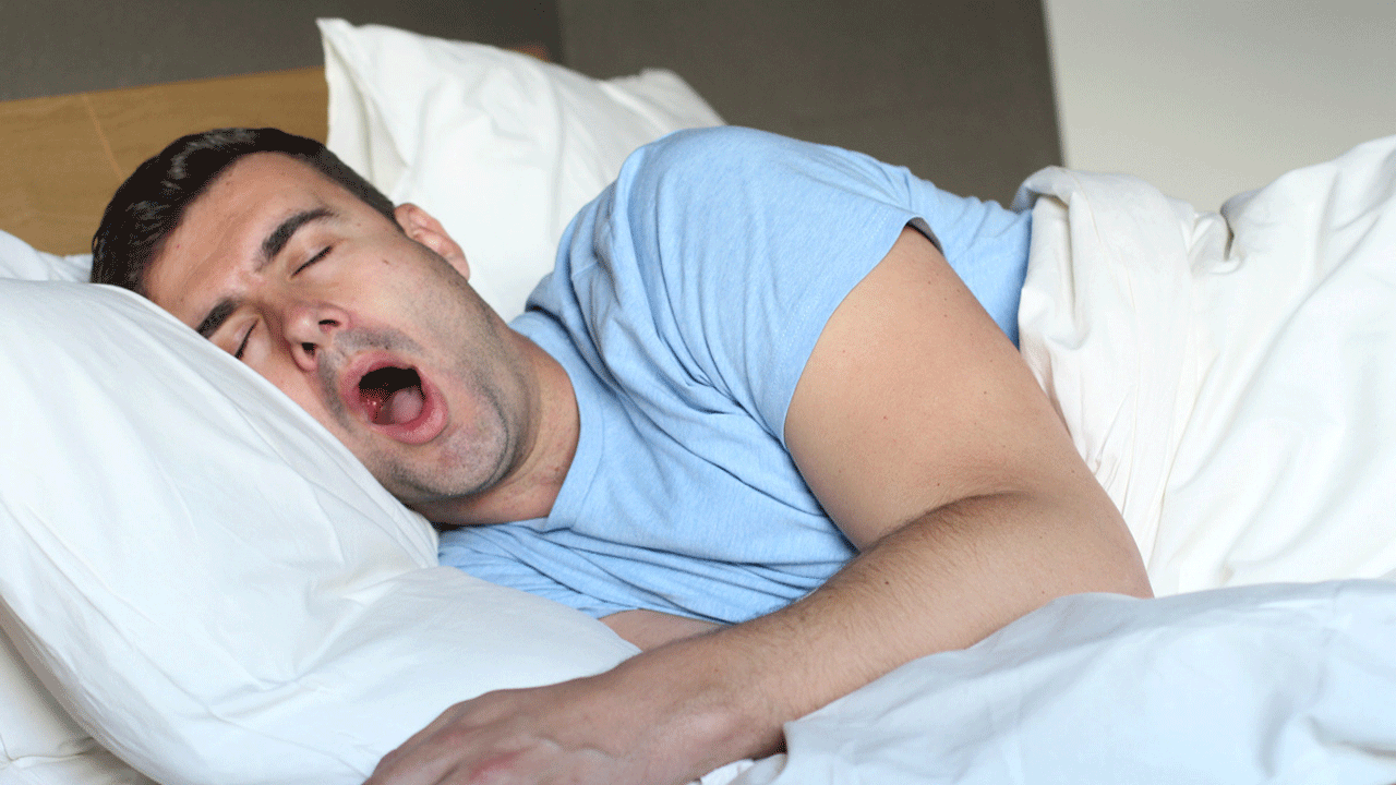 Dormir solo 6 horas aumenta riesgo de demencia, advierten estudios internacionales