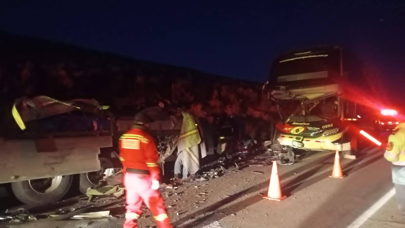Dos mujeres mueren en choque entre bus y tráiler en la carretera Binacional