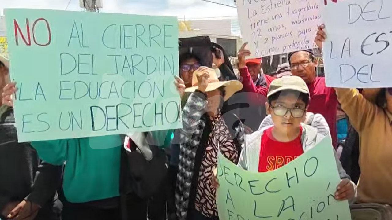 Padres de familia exigen que colegio inicial La Estrellita del Cural no sea cerrado