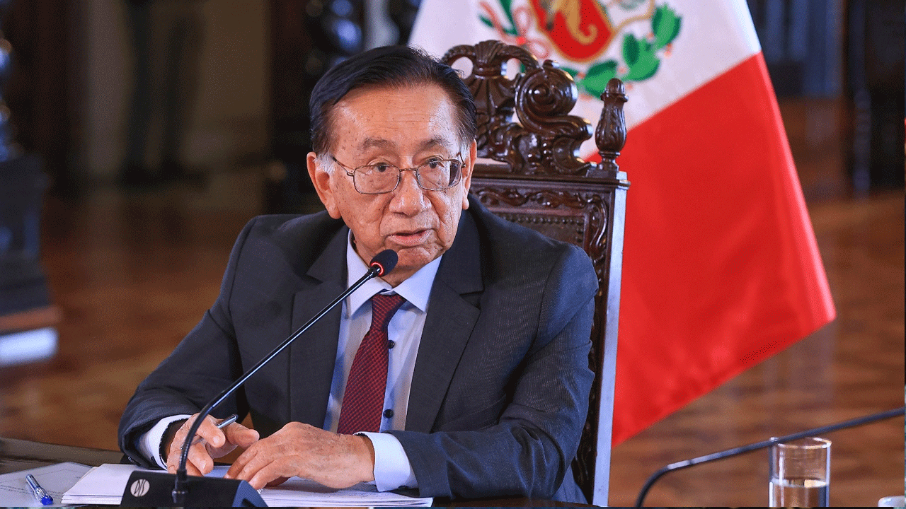 Gobierno niega crisis de salud de Balcázar tras rumores sobre neumonía y afecciones cardíacas