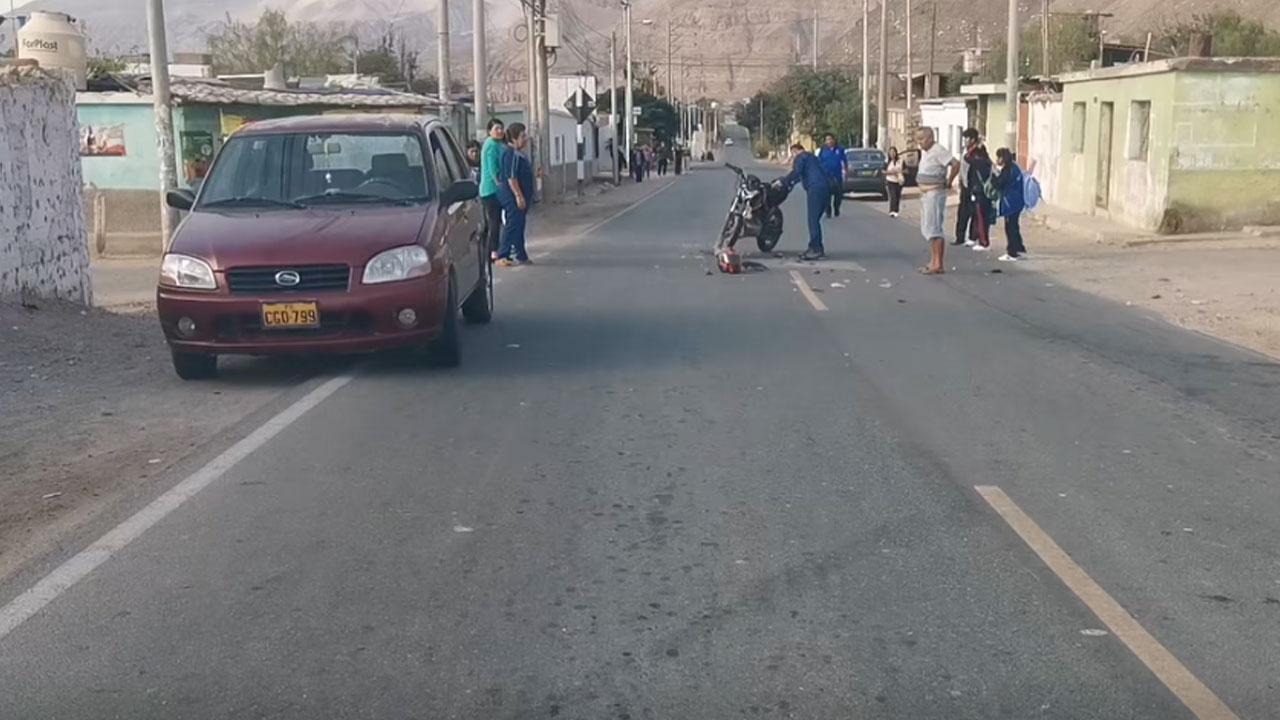 Motociclista choca por alcance a automóvil