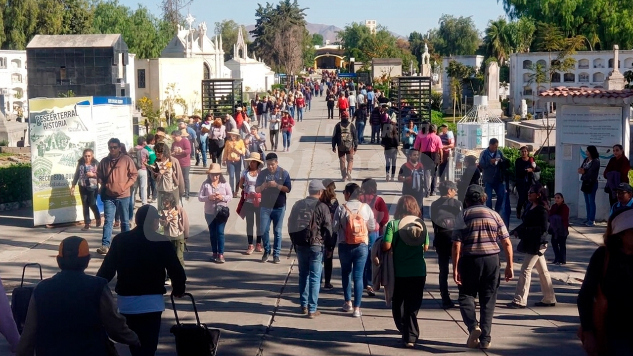 El dolor de visitar a una madre en un camposanto