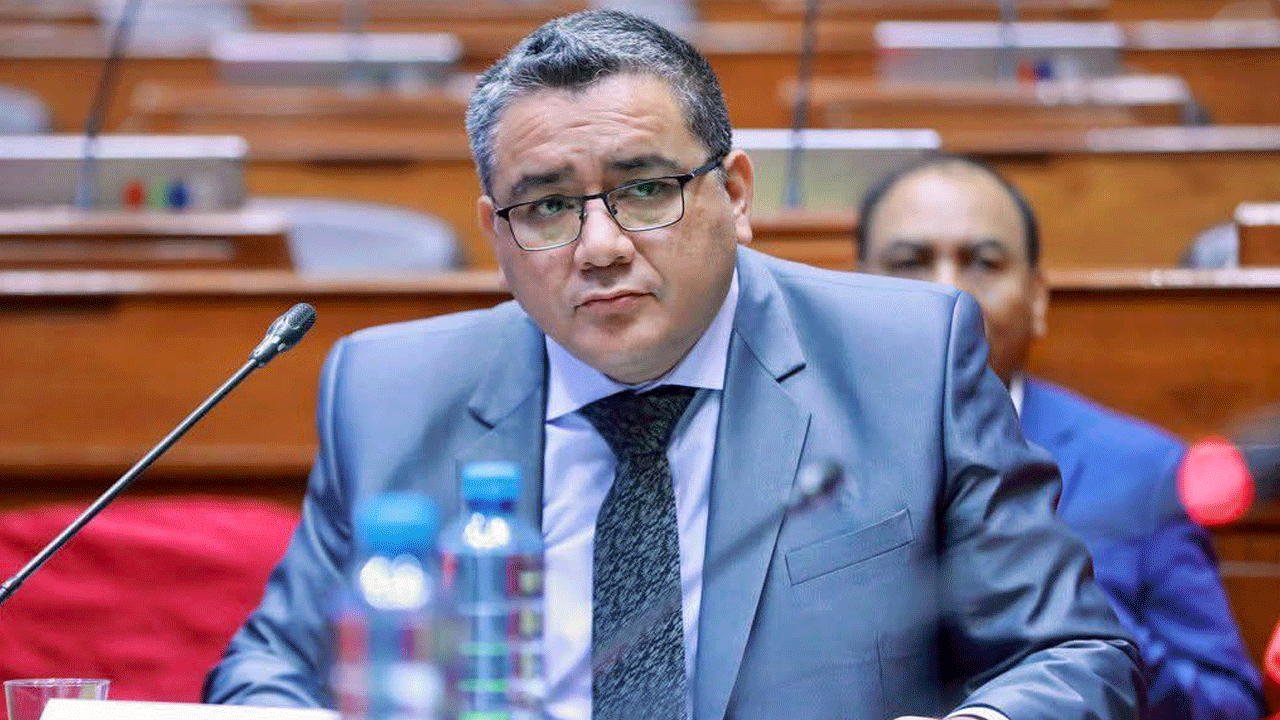 Denuncian a Santiváñez por presunta estafa en asesoría legal