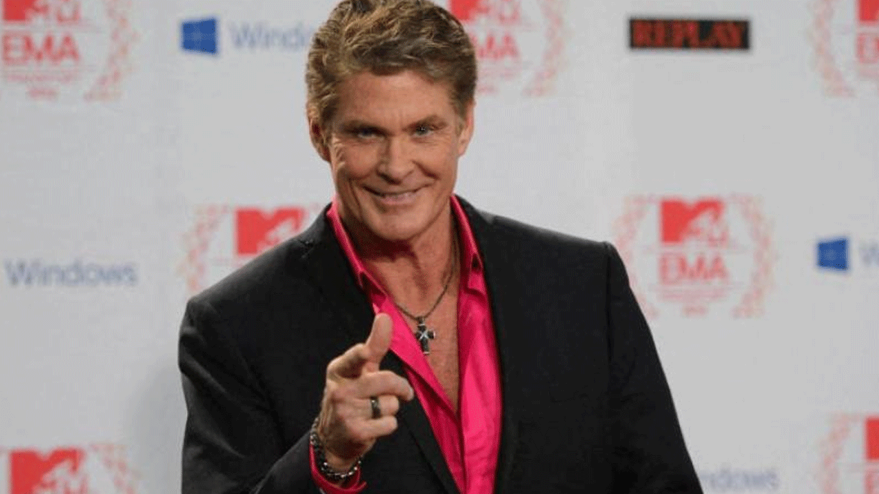 David Hasselhoff reaparece irreconocible y caminando con bastones