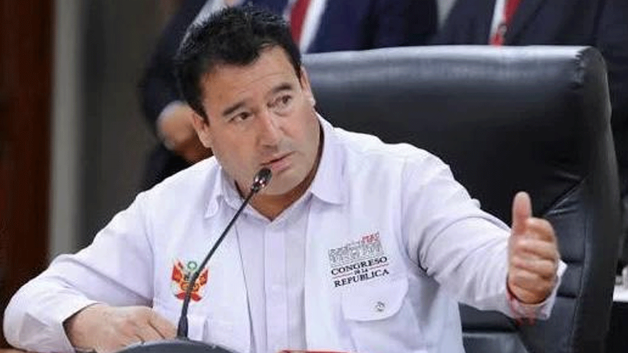 Congresista denuncia al presidente del Jurado Nacional de Elecciones