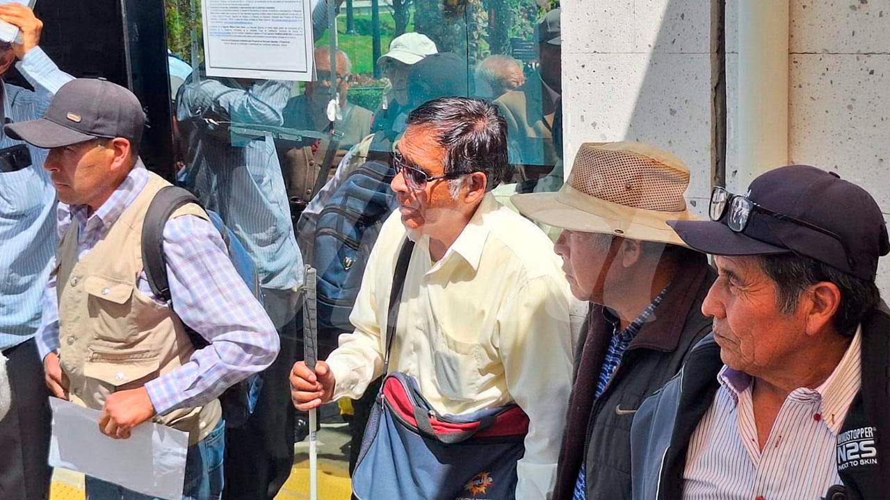 Más de 30 personas invidentes son maltratadas a diario por transportistas que evitan recogerlos