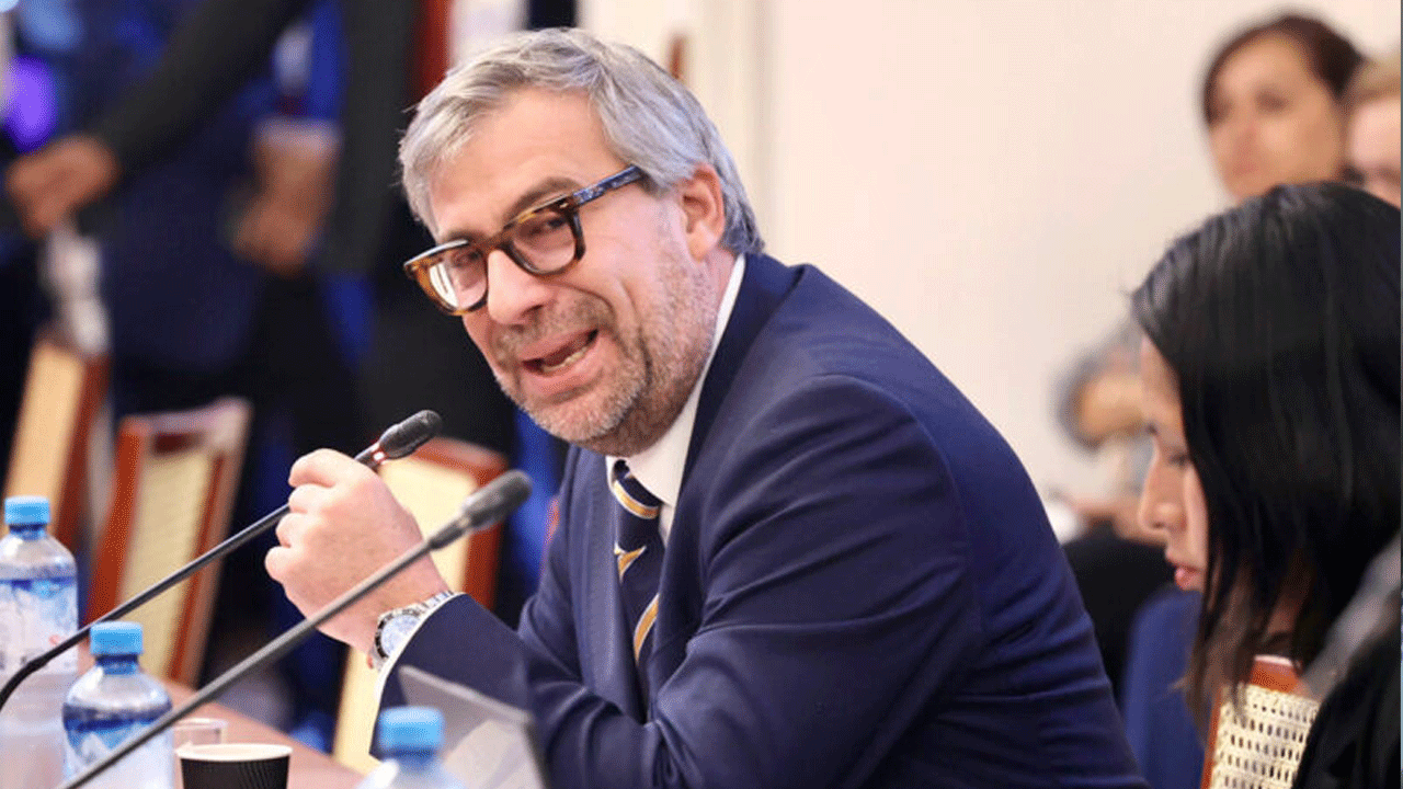 Piden salida de Piero Corvetto