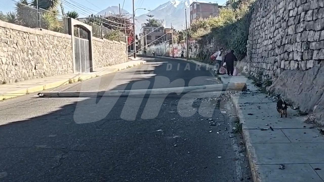 Poste derribado tras choque en Cayma genera caos vehicular hasta el puente Chilina