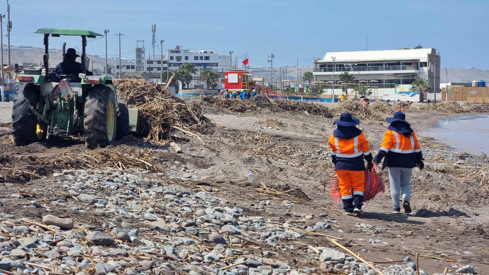 Municipalidad Provincial de Ilo limpia la playa Boca del Río tras crecida del río Osmore
