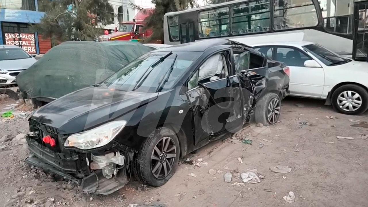Violento choque en puente Añashuayco II deja vehículo destrozado y dos jóvenes ilesos en Cerro Colorado 